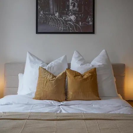 Wohnkultur - Altbau Charme Fuer 8 Personen شقة